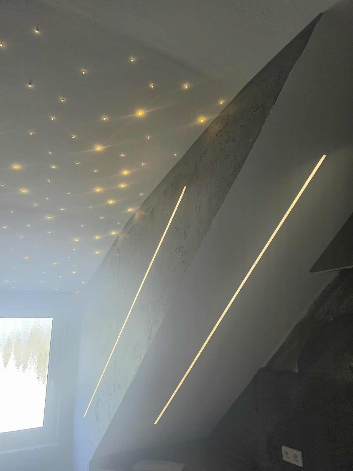 Bad mit Spachteltechnik in Betonoptik und Lichtgestaltung