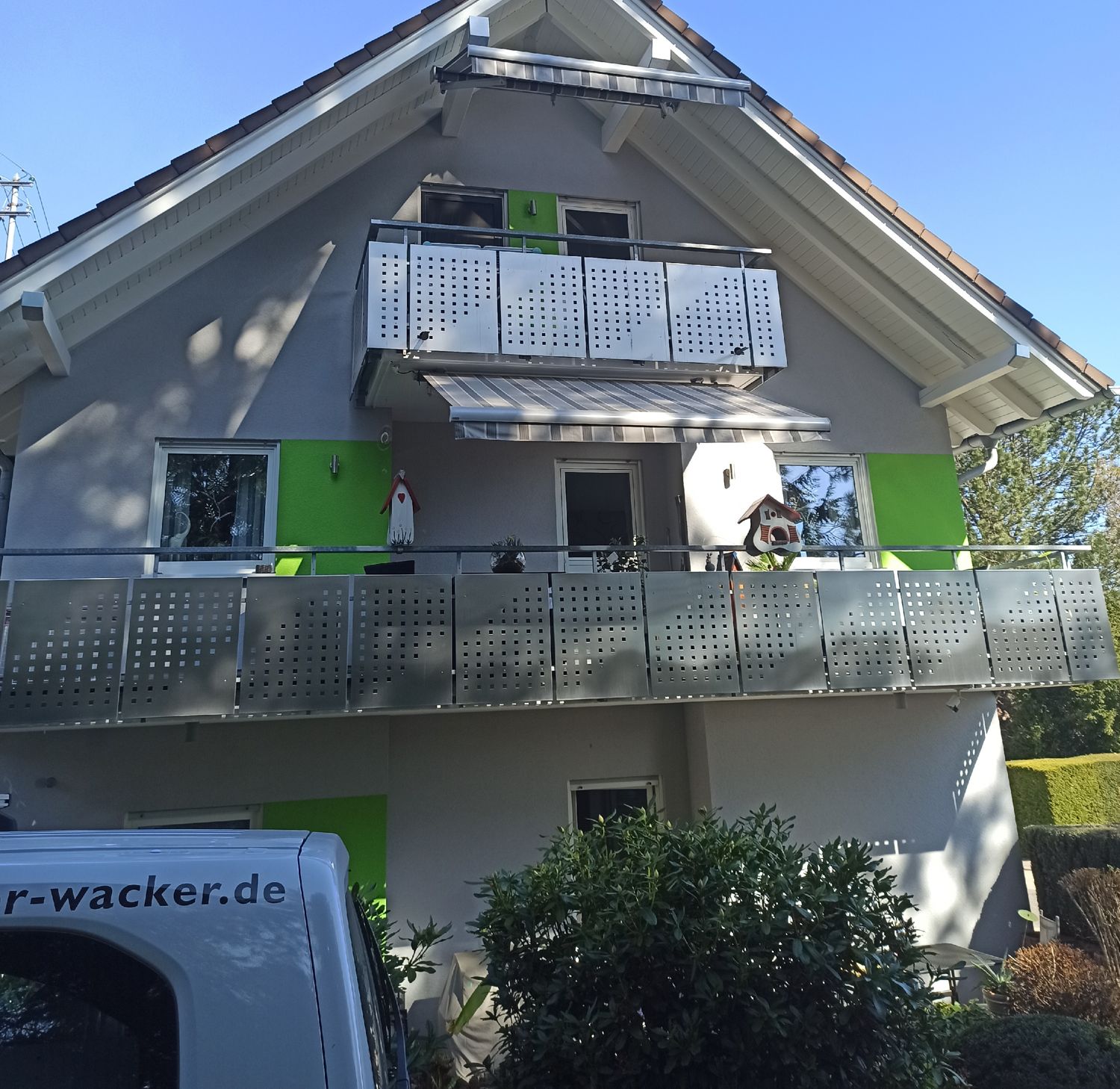 Fertige Fassade mit grünen Farbakzenten