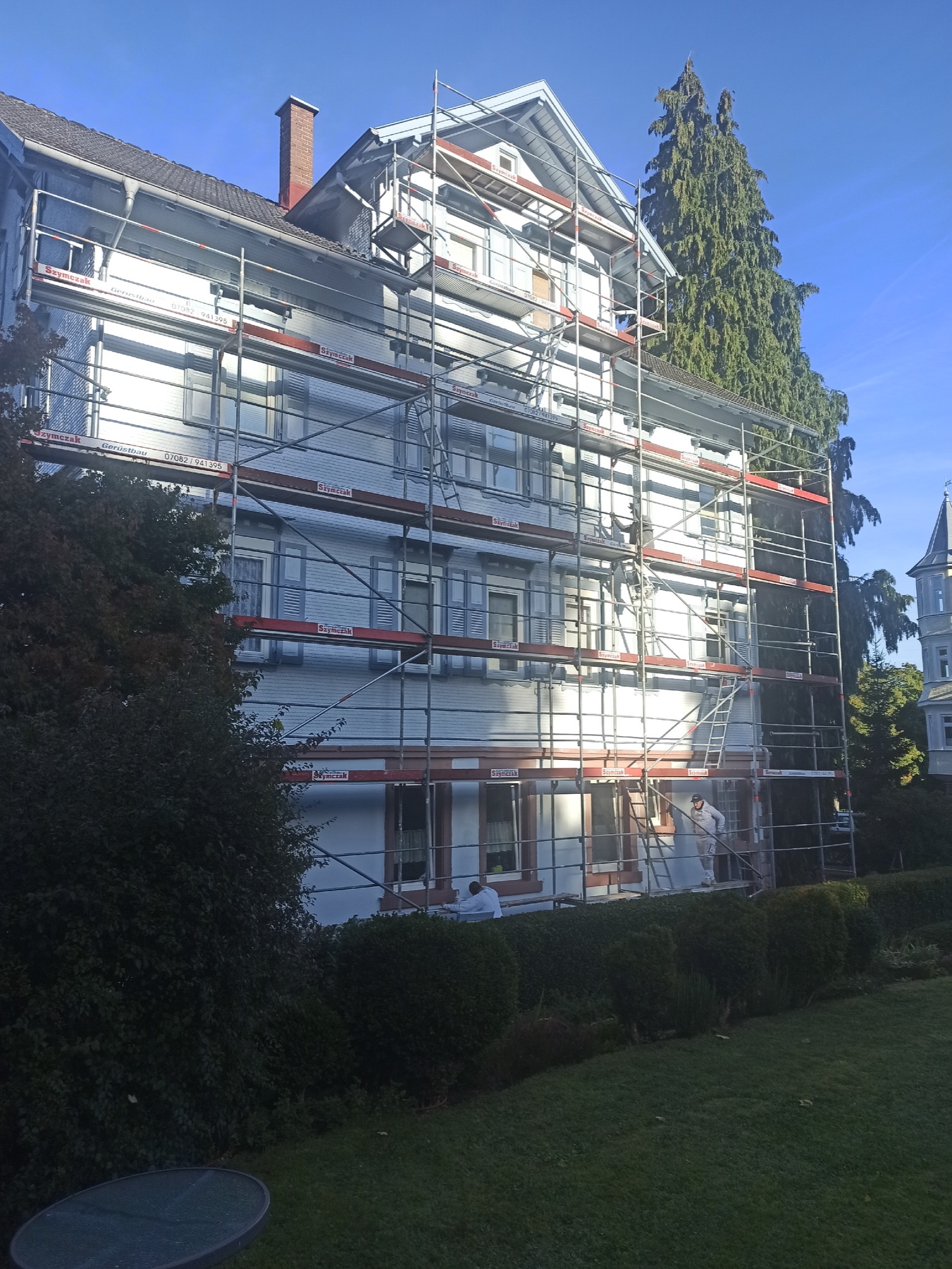 Villa mit Gerüst bei der Fassadensanierung