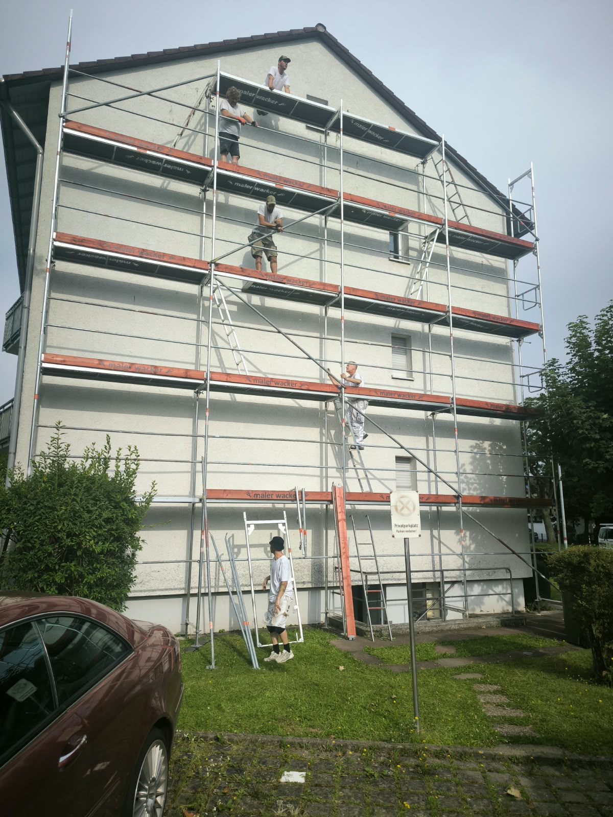 Mehrfamilienhaus in Ettlingen, Maler- und Gerüstbauarbeiten