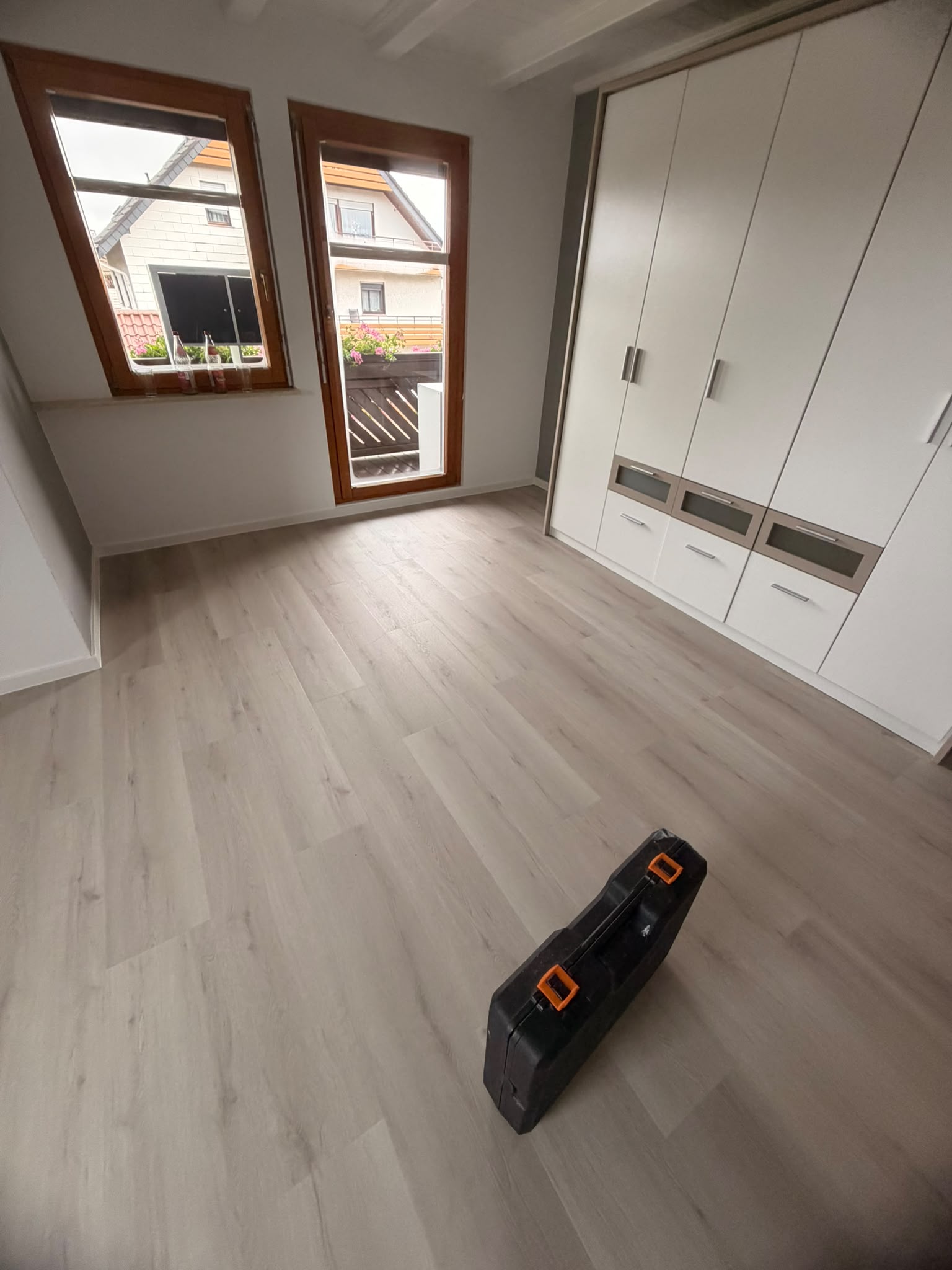 Neuer Klick-Vinylboden im Schlafzimmer