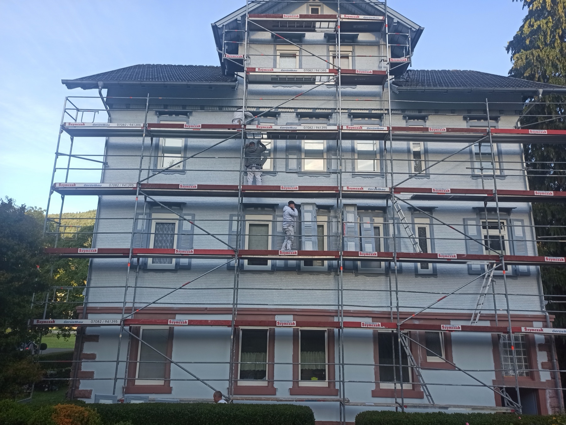 Villa mit Gerüst während der Fassadensanierung